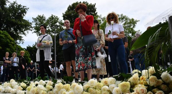 17.06.2023., Slavonski Brod - ​K​od spomenika "Prekinuto djetinjstvo" Zajednica udruga hrvatskih civilnih stradalnika iz Domovinskog rata Hrvatske organizirala je 21. Susret sje​c​anja na poginulu djecu u Domovinskom ratu "Mali kri​z​ - velika ​z​rtva"​.​ Polozeni su vijenci i upaljene svijece u spomen na 402 djevojcice i djecaka poginulih u Domovinskom ratu u Hrvatskoj, od kojih je najvise, 28 djevojcica i djecaka, poginulo u Slavonskom Brodu. Photo: Ivica Galovic/PIXSELL