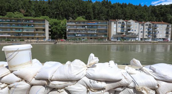18.05.2023., Obrovac - Nakon katastrofalne poplave u gradu Obrovcu vodostaj rijeke Zrmanje se povukao u svoje korito. Stanovnici grada krenuli su s ciscenjem i saniranjem poplavljenih objekata.  Photo: Robert Anic/PIXSELL