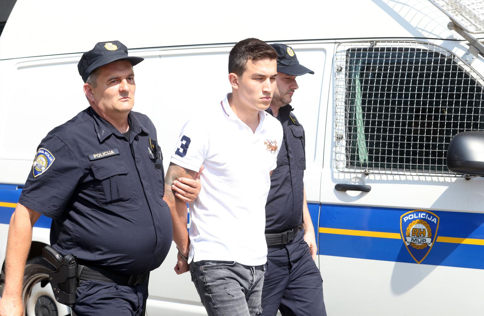 18.06.2023.,Zagreb - Jana Ehrlich, mladic osumnjicen za nalet na pjesake u petak navecer na parkiralistu trgovackog centra Supernova u Buzinu doveden na ispitivanje u Opcinsko drzavno odvjetnistvo u Novom Zagrebu Photo: Boris Scitar/PIXSELL
