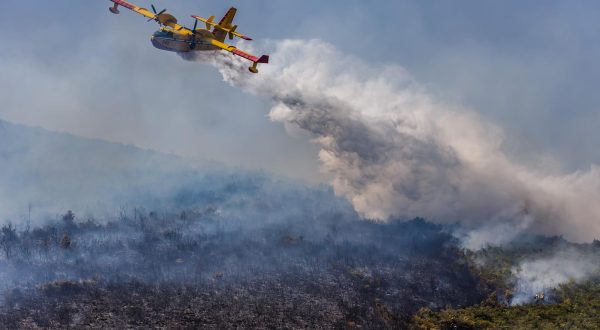 18.08.2022., Kastela  - Pozar na brdu Trecanica.
Nakon prolaska Vlaka, na nekoliko mjesta planuo je pozar koji se brzo prosirio te su aktivirana 4 kanadera te 90 vatrogasaca. 
 Photo: Zvonimir Barisin/PIXSELL