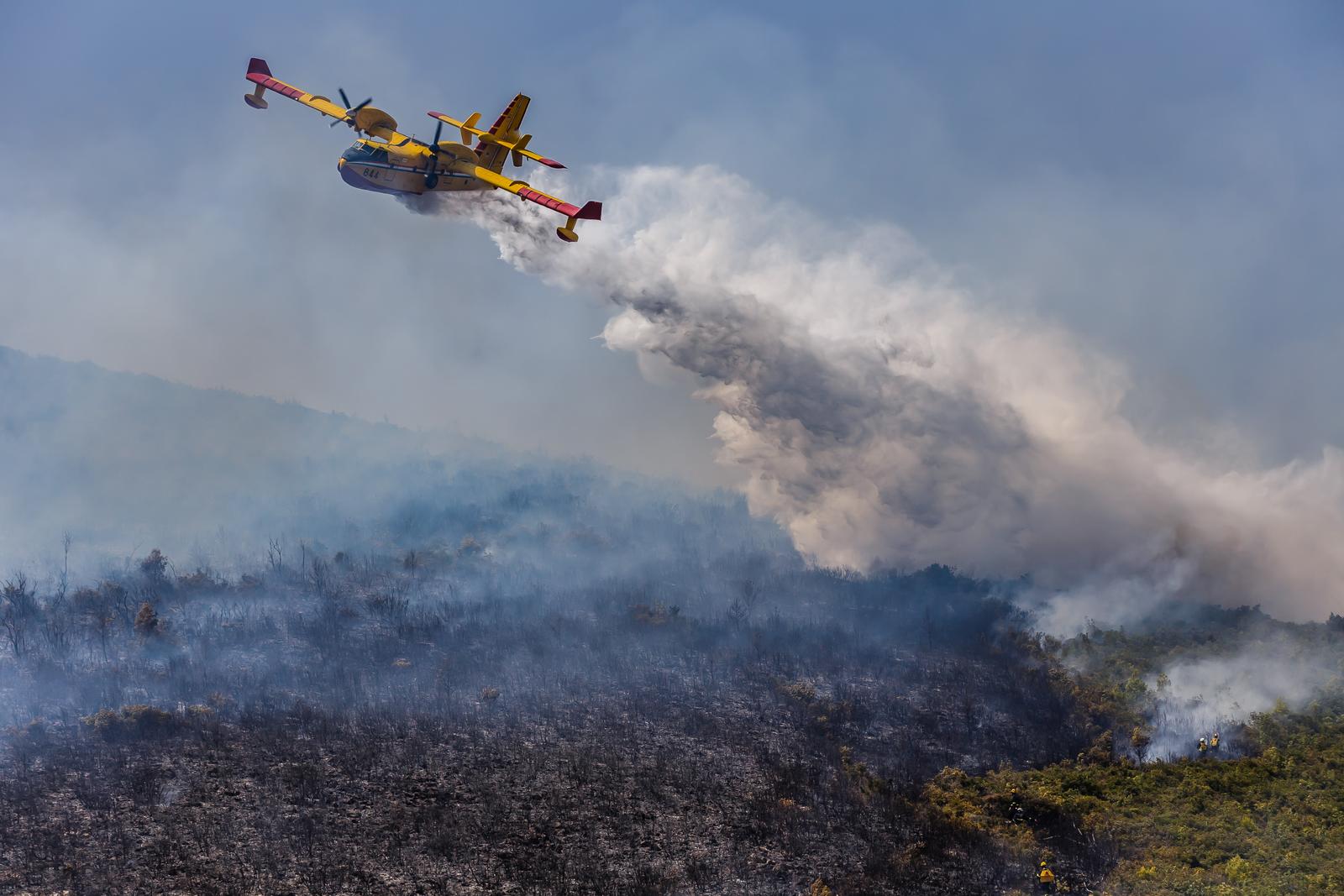 18.08.2022., Kastela  - Pozar na brdu Trecanica.
Nakon prolaska Vlaka, na nekoliko mjesta planuo je pozar koji se brzo prosirio te su aktivirana 4 kanadera te 90 vatrogasaca. 
 Photo: Zvonimir Barisin/PIXSELL