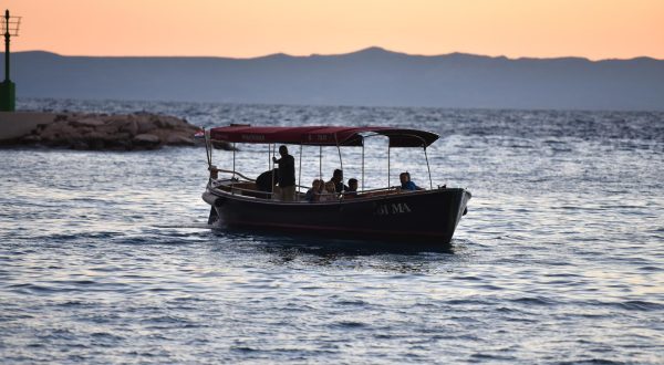 18.09.2022., Makarska - Prigodom proslave Dana Hrvatske ratne mornarice uprizorena je povijesna pomorska bitka nad Mlecanima, kao i ples drvenih brodica i prolazak gradskom rivom Mletaka i pomoraca predvodjenih Gradskom glazbom Makarska.

 Photo: Matko Begovic/PIXSELL