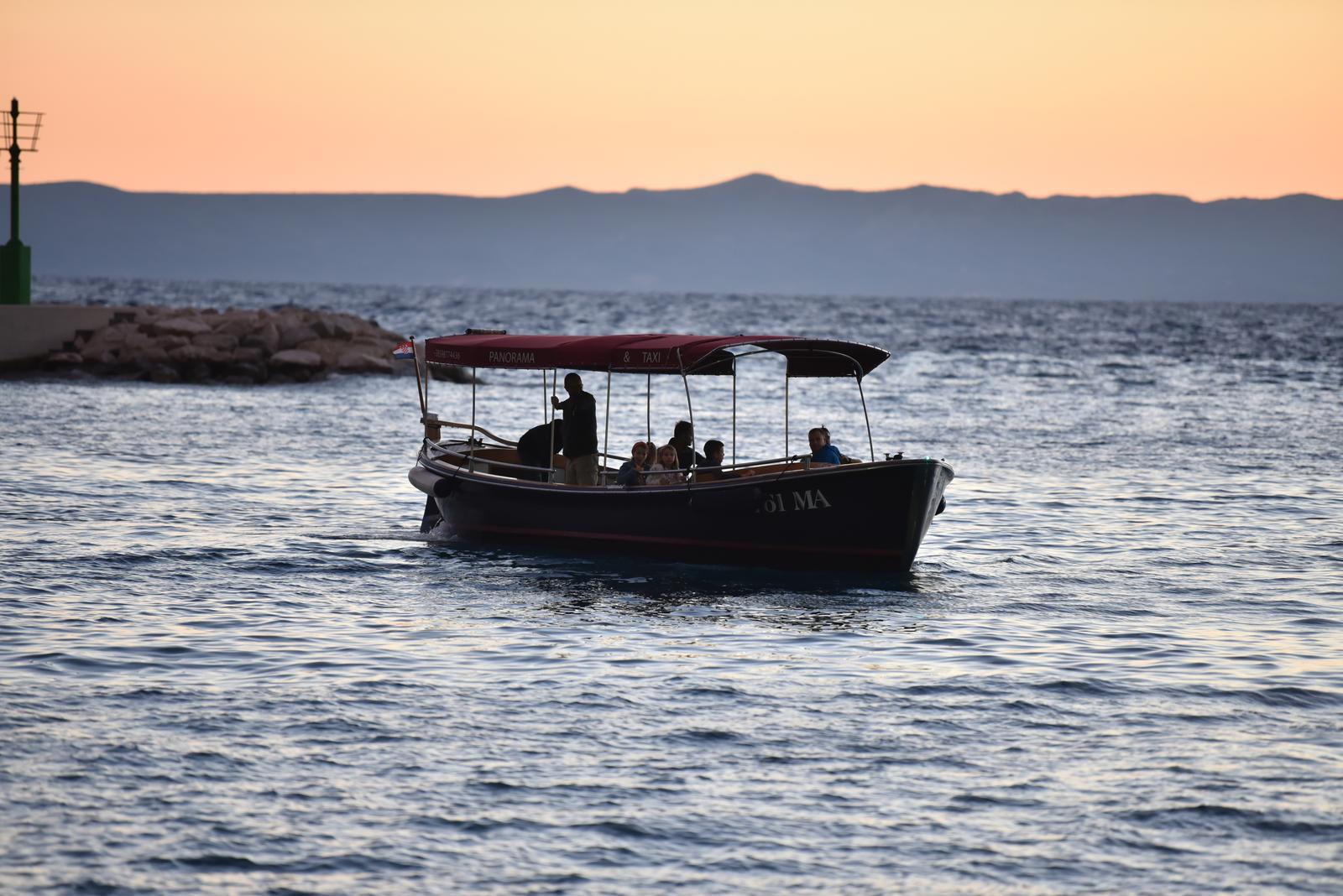 18.09.2022., Makarska - Prigodom proslave Dana Hrvatske ratne mornarice uprizorena je povijesna pomorska bitka nad Mlecanima, kao i ples drvenih brodica i prolazak gradskom rivom Mletaka i pomoraca predvodjenih Gradskom glazbom Makarska.

 Photo: Matko Begovic/PIXSELL