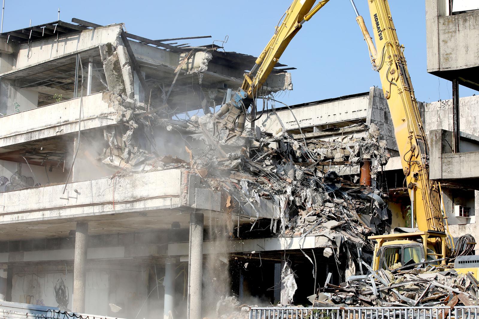19.06.2023., Zagreb - Radovi na rusenju stare zgrade Zagrebacke banke u Paromlinskoj konacno su usli u fazu da se vidi napredak. Photo: Patrik Macek/PIXSELL Photo: Patrik Macek/PIXSELL
