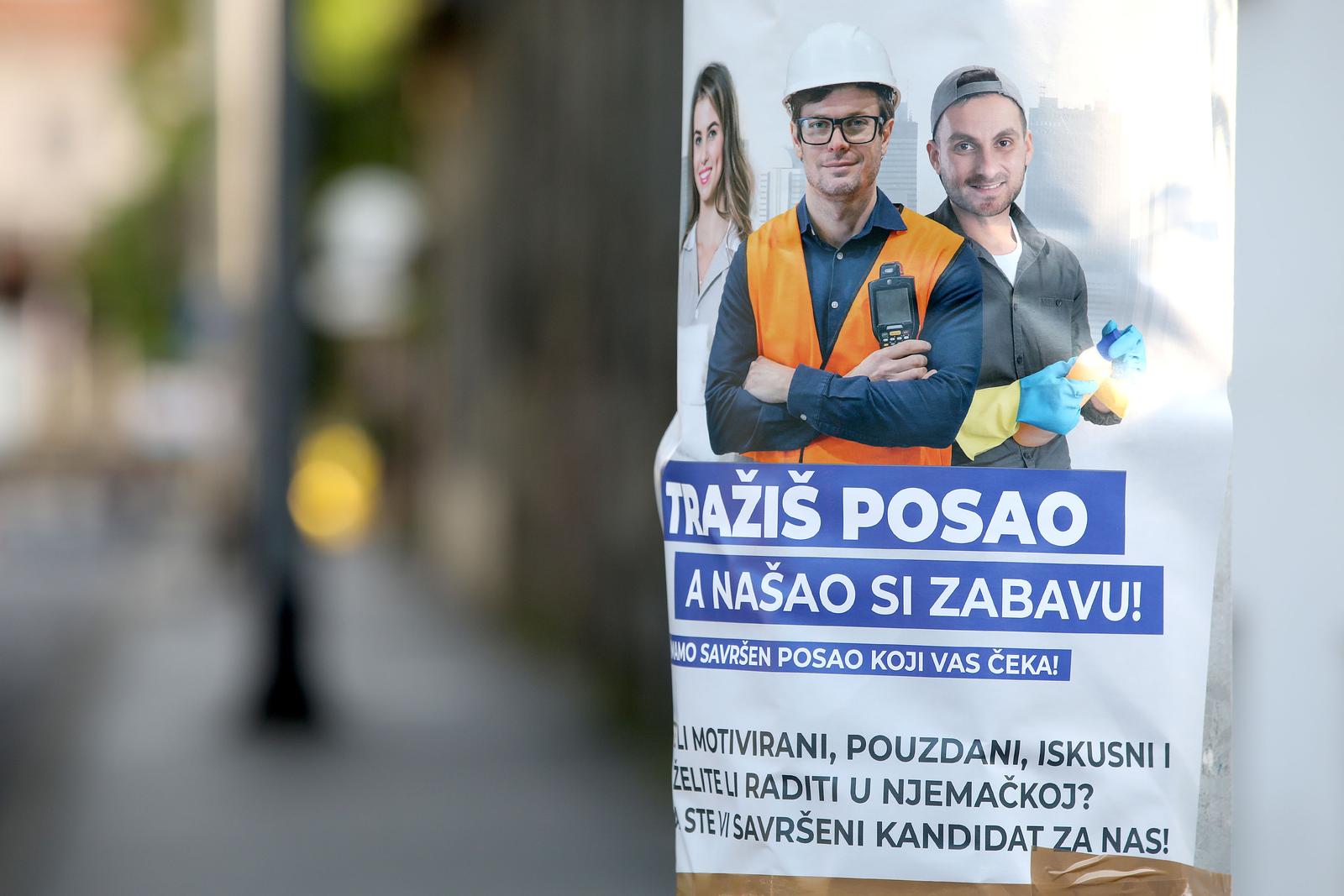 19.06.2023., Zagreb - Dok nedostatak radne snage eskalira dolaskom ljeta, mnoge tvrtke pokusavaju svoj dio kolaca izboriti uvozom i izvozom radnika. Plakati po gradu pozivaju domace radnike na radu i inozemstvu. Photo: Patrik Macek/PIXSELL
