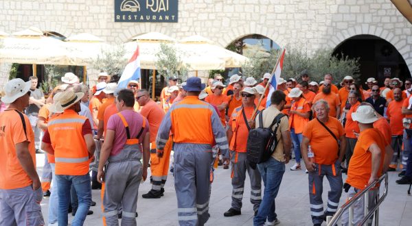19.06.2023., Sibenik - Radnici Cesta Sibenik, kako su i najavili, od danas strajkaju i ispred zgrade Sibensko-kninske zupanije koja je osnivac tvrtke. Oni traze da ih primi zupan ali i da smjeni direktora Roberta Miljkovica i predsjednika Nadzornog odbora Zlatka Cesica. Photo: Dusko Jaramaz/PIXSELL