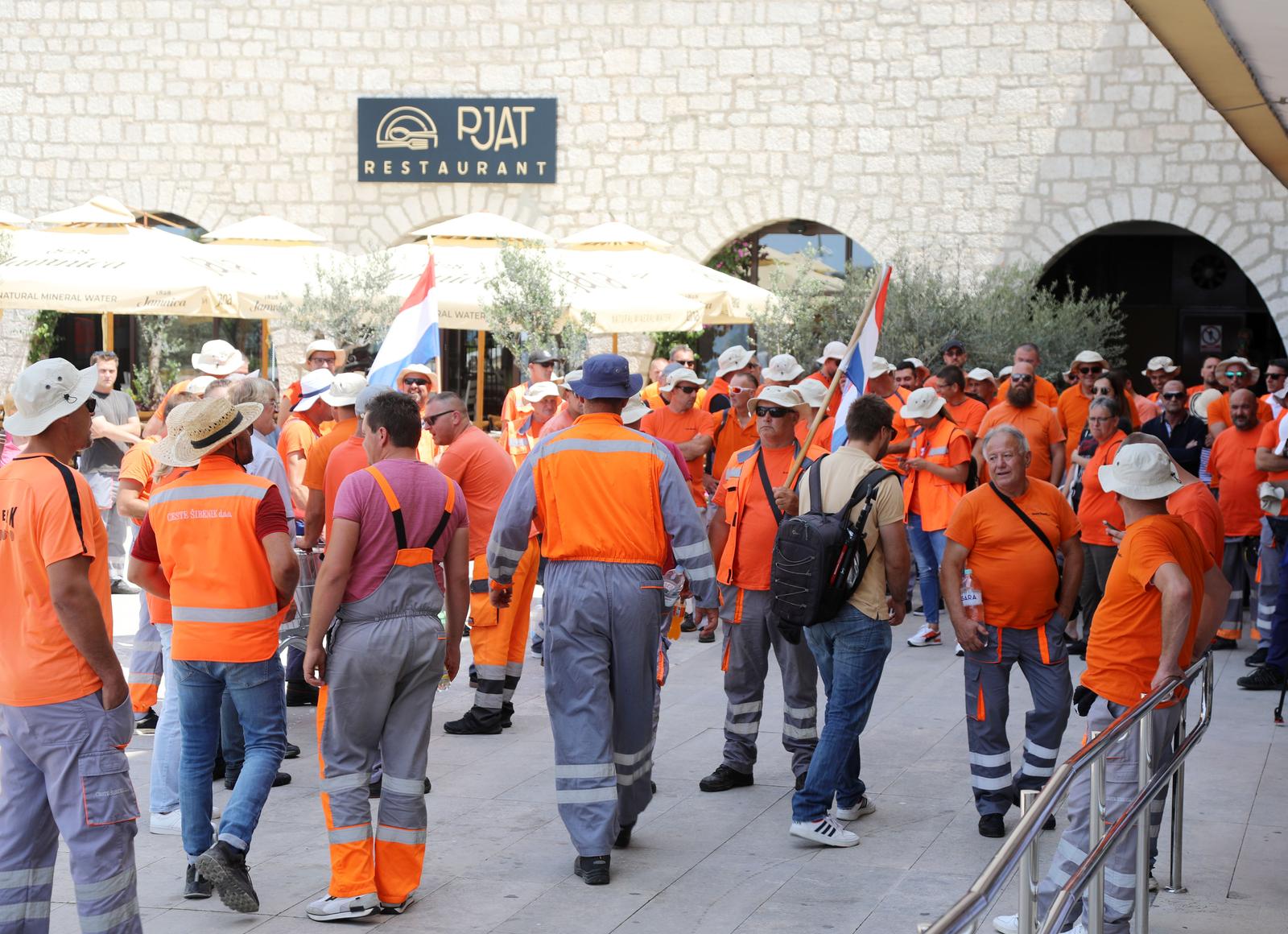 19.06.2023., Sibenik - Radnici Cesta Sibenik, kako su i najavili, od danas strajkaju i ispred zgrade Sibensko-kninske zupanije koja je osnivac tvrtke. Oni traze da ih primi zupan ali i da smjeni direktora Roberta Miljkovica i predsjednika Nadzornog odbora Zlatka Cesica. Photo: Dusko Jaramaz/PIXSELL