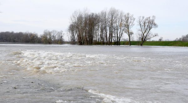 19.11.2019., Sisak - Iako su iz Hrvatskih voda najavljivali proglasenje izvanrednih mjera obrane od poplave, srecom prestanak oborina i poboljsanje vremenskih prilika doprinjeli su padu vodostaja i smirivanju situacije. Preljev Palanjek.rPhoto: Nikola Cutuk/PIXSELL