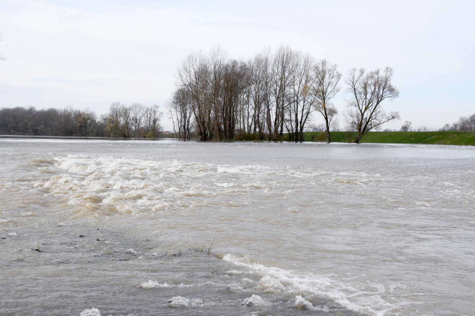 19.11.2019., Sisak - Iako su iz Hrvatskih voda najavljivali proglasenje izvanrednih mjera obrane od poplave, srecom prestanak oborina i poboljsanje vremenskih prilika doprinjeli su padu vodostaja i smirivanju situacije. Preljev Palanjek.rPhoto: Nikola Cutuk/PIXSELL