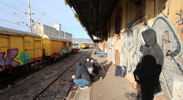 20.01.2023., Rijeka - Dnevno oko dvjestotinjak migranata vlakom pristize u Rijeku i neko vrijeme borave uz zeljeznicki kolodvor.  Nakon sto su ilegalno usli u Hrvatsku, imaju sedam dana da napuste Hrvatsku. Za to vrijeme, gradske vlasti i Crveni kriz pruzaju im humanitarnu pomoc.  Photo: Goran Kovacic/PIXSELL
