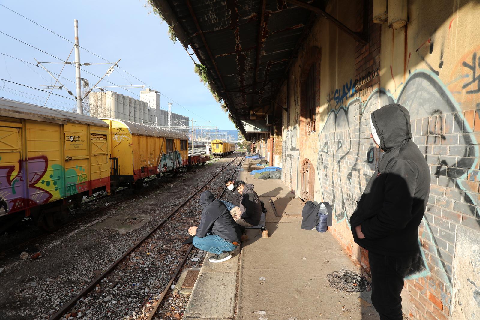 20.01.2023., Rijeka - Dnevno oko dvjestotinjak migranata vlakom pristize u Rijeku i neko vrijeme borave uz zeljeznicki kolodvor.  Nakon sto su ilegalno usli u Hrvatsku, imaju sedam dana da napuste Hrvatsku. Za to vrijeme, gradske vlasti i Crveni kriz pruzaju im humanitarnu pomoc.  Photo: Goran Kovacic/PIXSELL