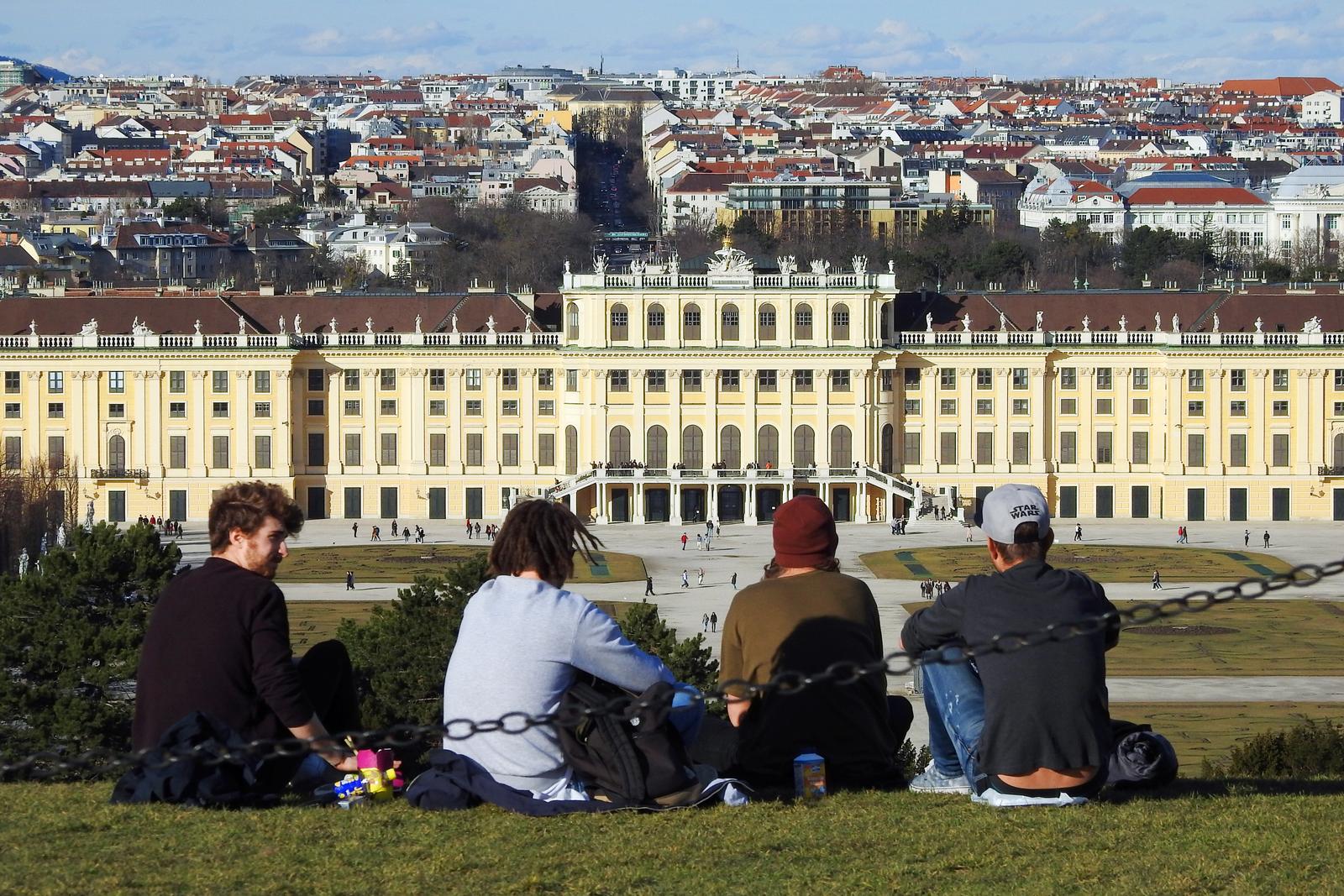 20.03.2018., Bec -  Dvorac Schonbrunn u Becu jedna je od najvaznijih kulturnih spomenika u Austriji i od 1860-ih je takodjer jedna od glavnih turistièkih atrakcija Beca. Palaca i vrtovi odrazavaju ukus i zanimanje habsburskih vladara kojima je Schonbrunn bio rezidencijom od 18. stoljeca do 1918. godine.  Godine 1775., za vrijeme carice Marije Terezije, Schonbrunn je na 60 metara visokom brdu okrunjen glorijetom, izgradjenom od kamena sa srusenog dvorca Neugebaude."nPhoto: Borna Filic/PIXSELL