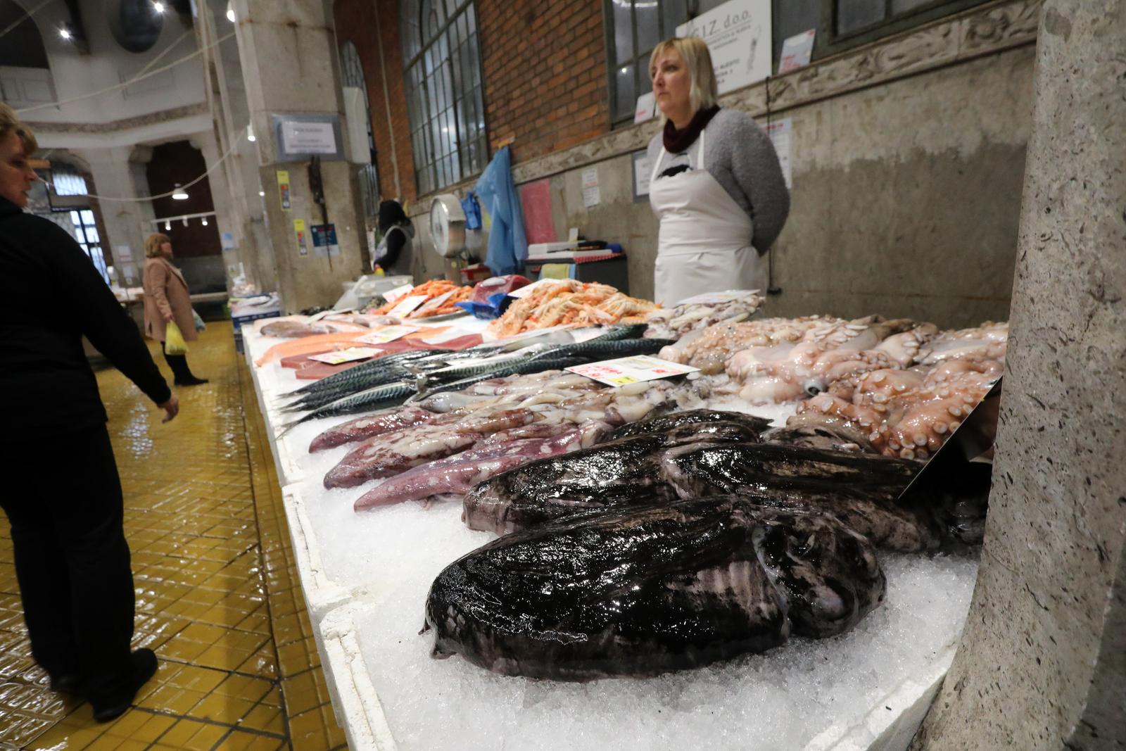 20.04.2023., Rijeka - Dobra ponuda plave i bijele ribe, rakova, skoljaka i muzgavaca na rijeckoj ribarnici.   Photo: Goran Kovacic/PIXSELL