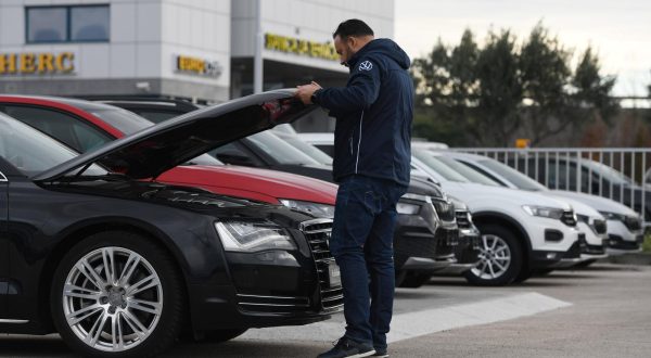 21.01.2022., Sibenik - Nedostatak rabljenih vozila na nasem i inozemnom trzistu doveo je i do velikog rasta cijena spomenutih automobila. Potraga za polovnim automobilima je veca jer su i mnoge autokuce produzile garancije na novim automobilima. Photo: Hrvoje Jelavic/PIXSELL