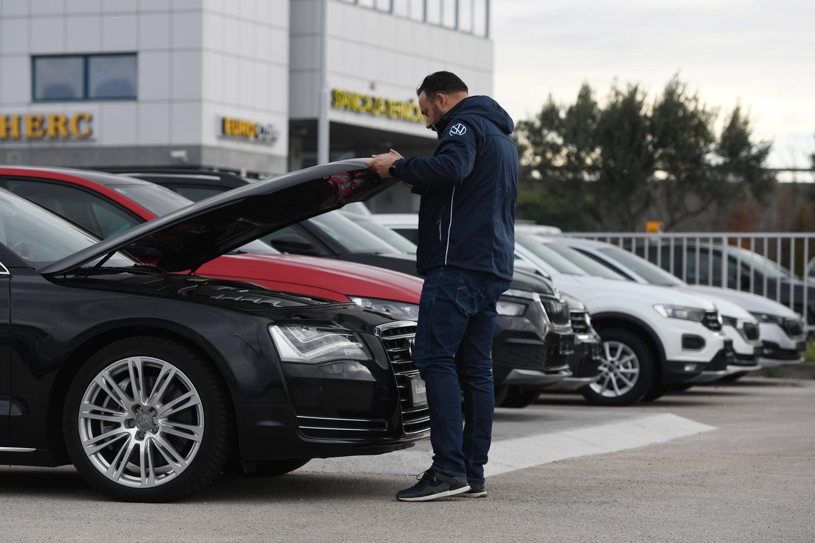 21.01.2022., Sibenik - Nedostatak rabljenih vozila na nasem i inozemnom trzistu doveo je i do velikog rasta cijena spomenutih automobila. Potraga za polovnim automobilima je veca jer su i mnoge autokuce produzile garancije na novim automobilima. Photo: Hrvoje Jelavic/PIXSELL