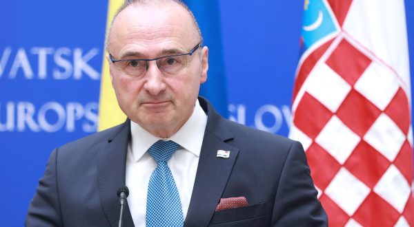 21.02.2023., Zagreb - Ministarstvo vanjiskih i europskih poslova. Ministar vanjskih i europskih poslova Gordan Grlic Radman dao je izjavu medijima nakon sastanka s Elmedinom Konakovicem, ministrom vanjskih poslova Bosne i Hercegovine. Photo: Sanjin Strukic/PIXSELL
