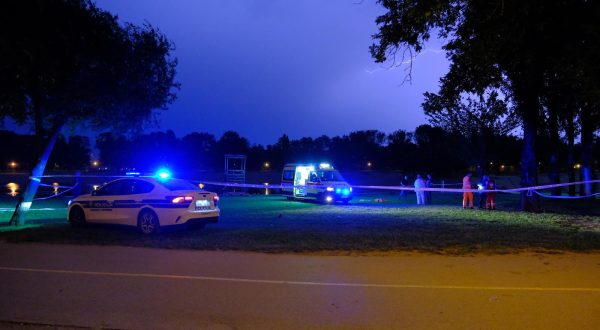 21.06.2023., Zagreb - Dio Bundeka ogradila je policija. Ocevid je u tijeku. Na mjestu dogadaja je i hitna pomoc. Prema posljednjim informacijama, vozac Hitne pregazio tri maloljetnice, jedna tesko ozlijeđena. Photo: Slaven Branislav Babic/PIXSELL