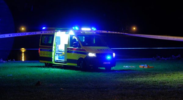 21.06.2023., Zagreb - Dio Bundeka ogradila je policija. Ocevid je u tijeku. Na mjestu dogadaja je i hitna pomoc. Prema posljednjim informacijama, vozac Hitne pregazio tri maloljetnice, jedna tesko ozlijeđena. Photo: Slaven Branislav Babic/PIXSELL