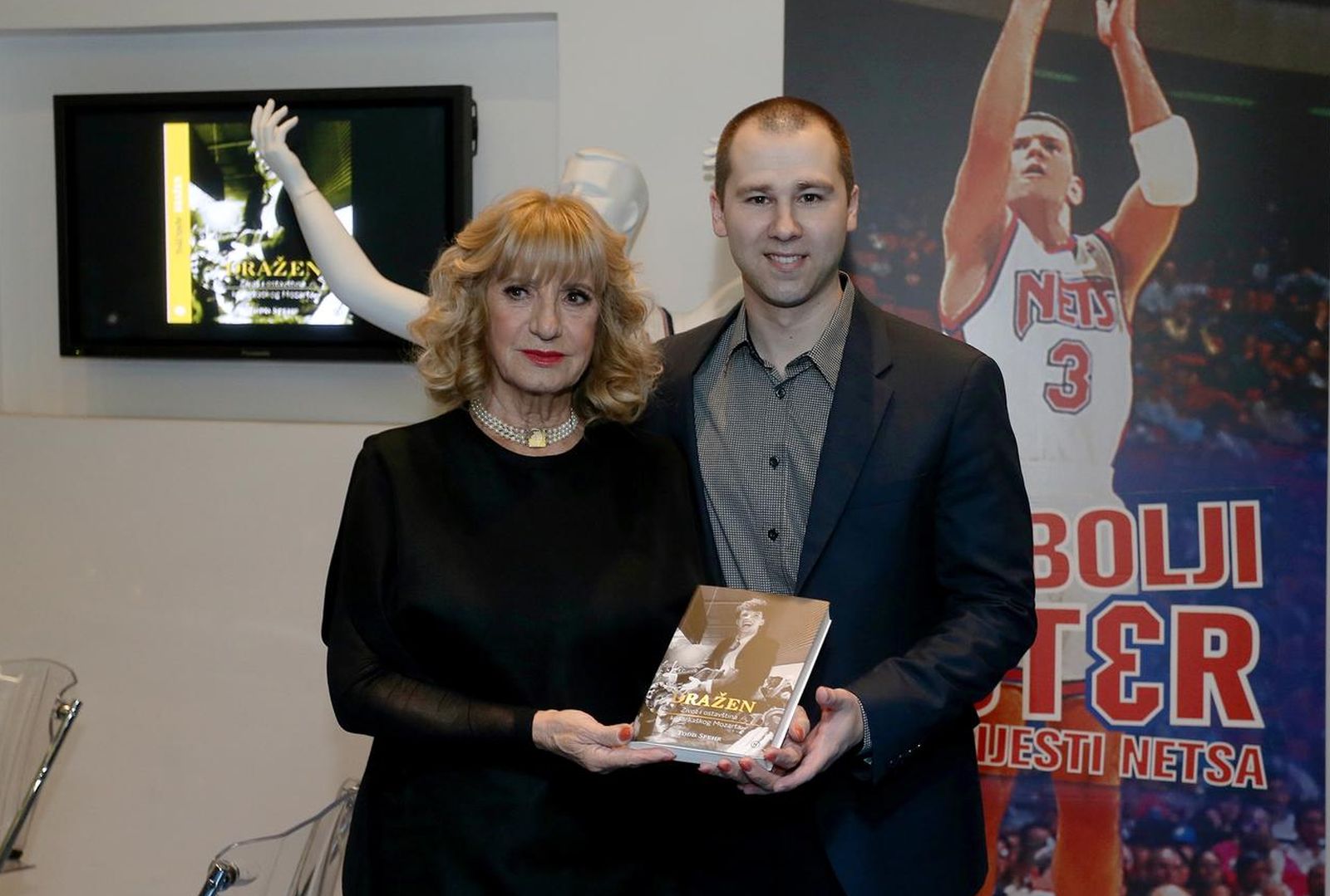 21.10.2016., Zagreb - U Muzeju Drazena Petrovica odrzana promocija knjige Drazen - zivot i ostavstina kosarkaskog Mozarta. Autor knjige je australac Todda Spehra. Biseka Petrovic, Todd Spehr."nPhoto: Dalibor Urukalovic/PIXSELL