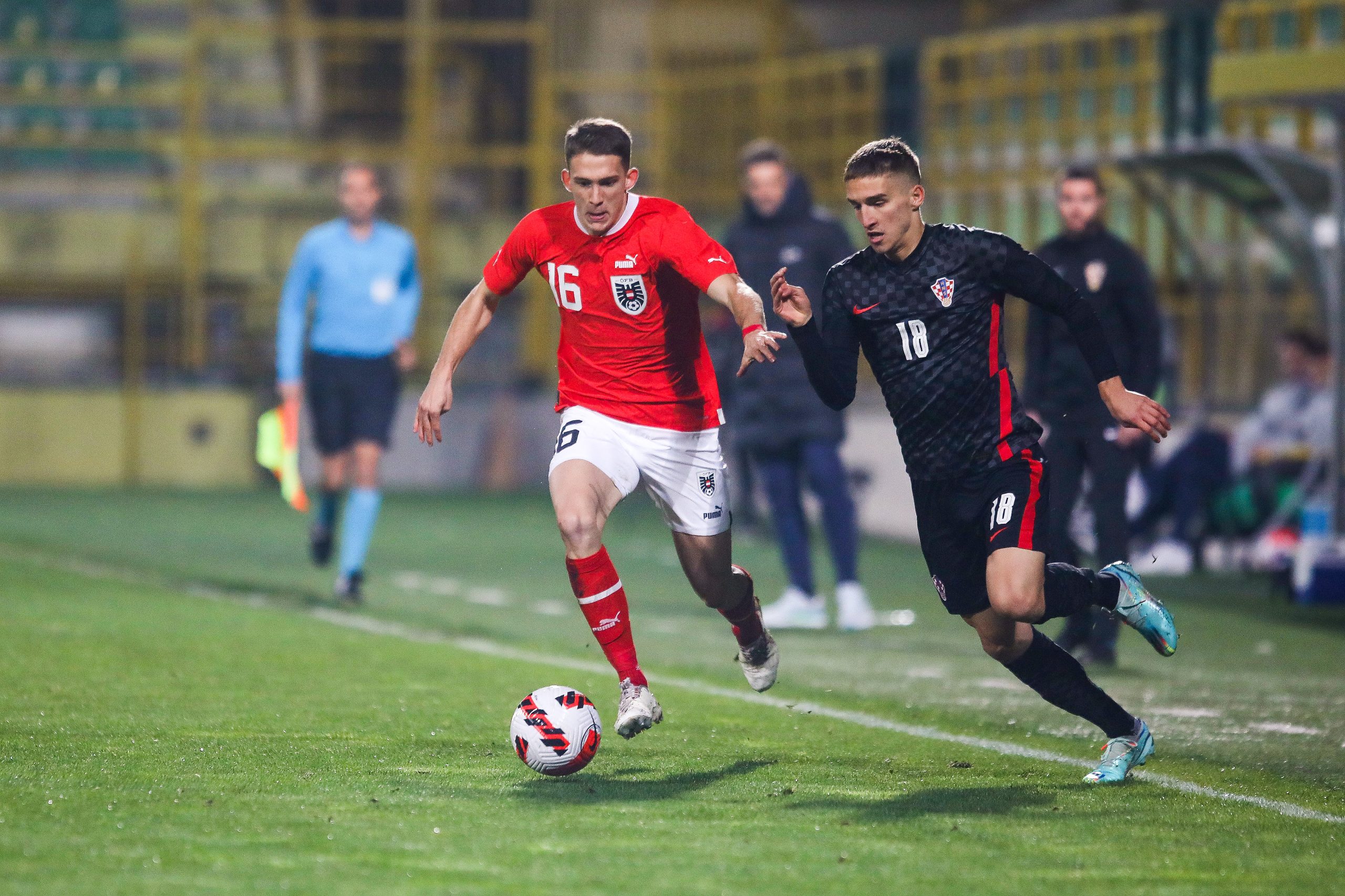 21.11.2022.., Pula - Prijateljska nogometna utakmica U21 izmedju reprezentacija Hrvatske i Austrije. Pascla Fallmann, Stipe Biuk Photo: Srecko Niketic/PIXSELL