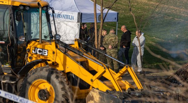 22.02.2023. Negoslavci, cesta izmjedju Negoslavaca i Orlovika - Predsjednik Vlade Andrej Plenkovic te potpredsjednik Vlade i ministar hrvatskih branitelja Tomo Medved obisli su masovnu grobnicu na kojoj su pronadjeni posmrtni ostatci ljudskog podrijetla, koji prema preliminarnim nalazima potjecu iz Domovinskog rata. Photo: Davor Javorovic/PIXSELL