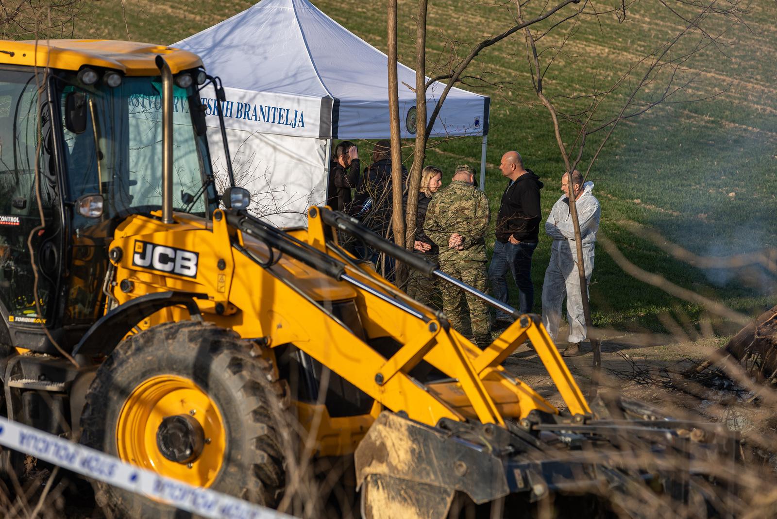 22.02.2023. Negoslavci, cesta izmjedju Negoslavaca i Orlovika - Predsjednik Vlade Andrej Plenkovic te potpredsjednik Vlade i ministar hrvatskih branitelja Tomo Medved obisli su masovnu grobnicu na kojoj su pronadjeni posmrtni ostatci ljudskog podrijetla, koji prema preliminarnim nalazima potjecu iz Domovinskog rata. Photo: Davor Javorovic/PIXSELL