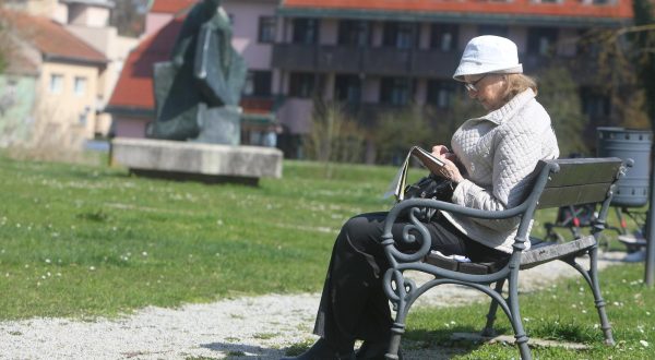 22.03.2023 - Karlovac - Suncan proljetni dan brojni  umirovljenici iskoristili sun za boravak na suncu. Photo: Kristina Stedul Fabac/PIXSELL