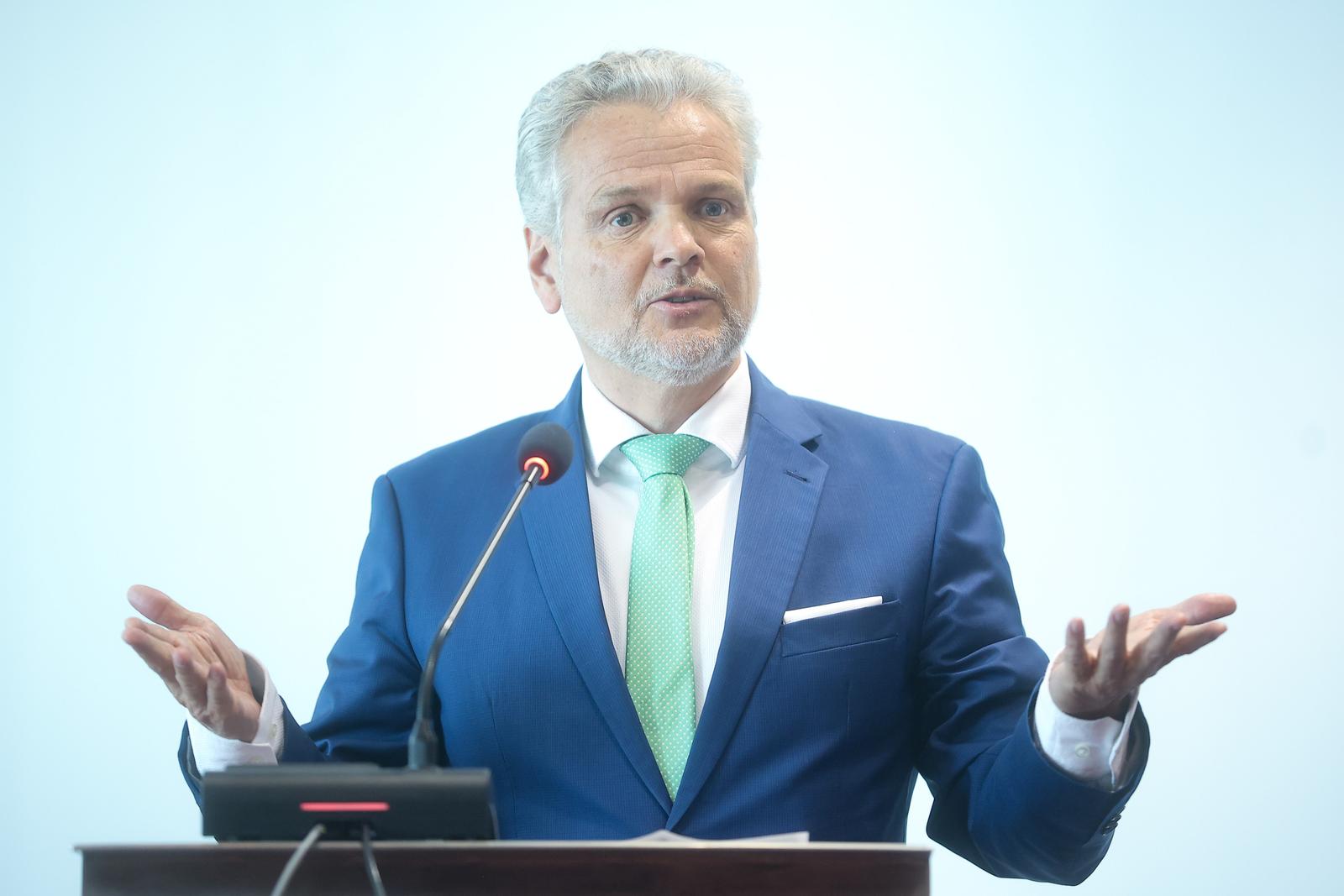 22.05.2023., Sarajevo, Bosna i Hercegovina - Zamjenik predsjedavajuceg Vijeca ministara BiH i ministar financija i trezora Zoran Tegeltija i direktorica Ureda Evropske banke za obnovu i razvoj (EBRD) u BiH Manuela Naessl potpisali su danas u Sarajevu tri sporazuma o grantu Europske unije, ukupne vrijednosti 43,8 milijuna eura.

 Photo: Armin Durgut/PIXSELL