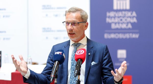 22.05.2023., Zagreb, Trg hrvatskih velikana 3 - Hrvatska narodna banka s ciljem promicanja financijske pismenosti, u suradnji s Hrvatskim debatnim drustvom po sedmi put organizira veliku ucenicku debatu. Guverner HNB-a Boris Vujcic dao je izjavu za medije nakon zavrsetka debate. Photo: Igor Kralj/PIXSELL
