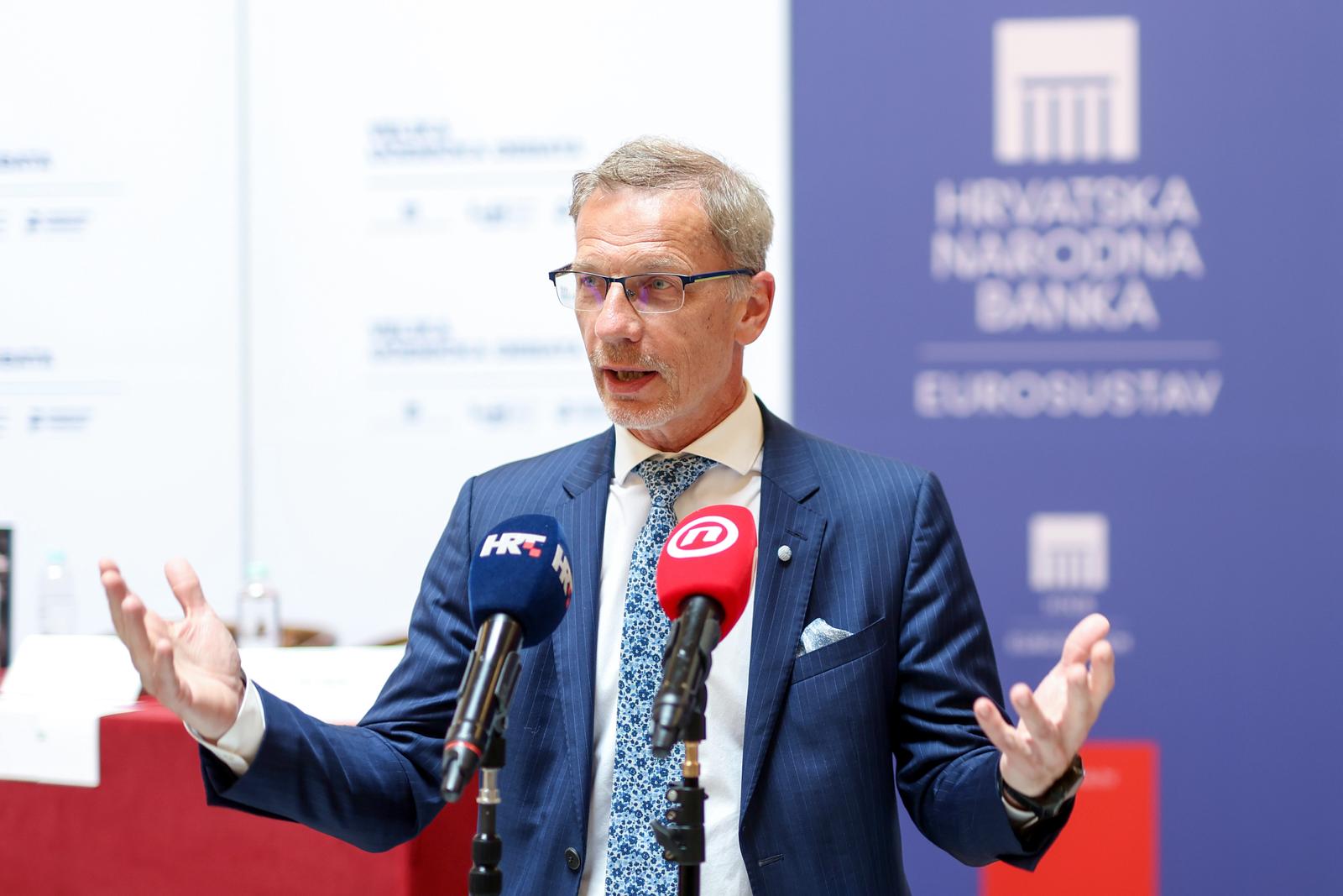 22.05.2023., Zagreb, Trg hrvatskih velikana 3 - Hrvatska narodna banka s ciljem promicanja financijske pismenosti, u suradnji s Hrvatskim debatnim drustvom po sedmi put organizira veliku ucenicku debatu. Guverner HNB-a Boris Vujcic dao je izjavu za medije nakon zavrsetka debate. Photo: Igor Kralj/PIXSELL