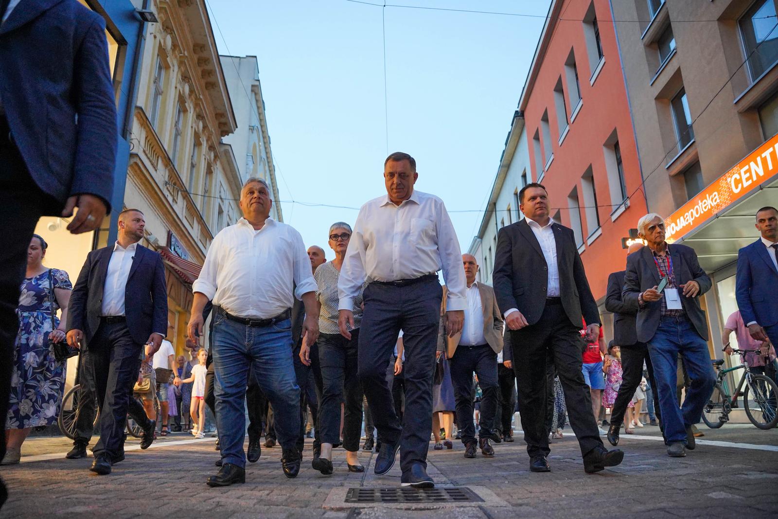 22.06.2023., Administrativni centar Vlade RS, Banjaluka (BiH) – Premijer Madjarske Viktor Orban i predsjednik RS Milorad Dodik, zajedno sa svojim delegacijama, prosetali su danas centrom Banja Luke. Photo: Dejan Rakita/PIXSELL