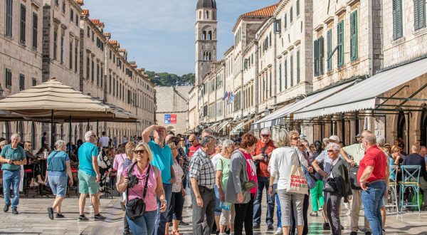 22.10.2022., Stara gradska jezgra, Dubrovnik - Gradski kadrovi. Lijepo vrijeme, grad pun gostiju, temperature zraka i mora vise nego ugodne za kraj listopada. Photo: Grgo Jelavic/PIXSELL