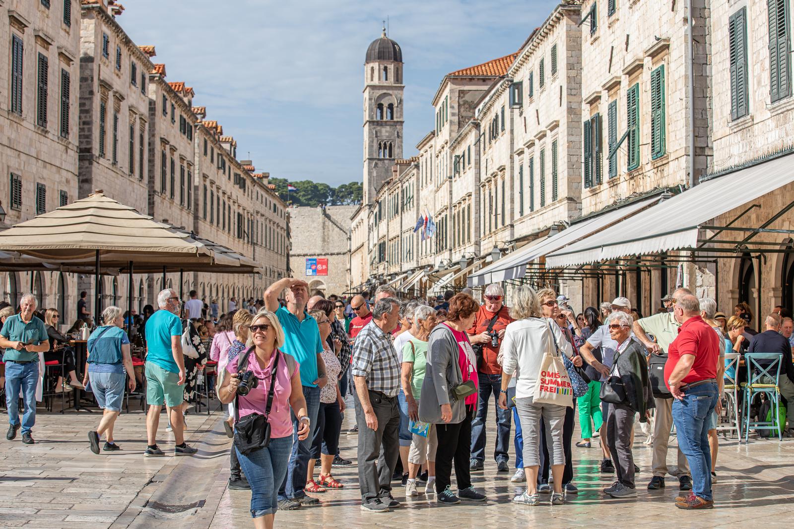 22.10.2022., Stara gradska jezgra, Dubrovnik - Gradski kadrovi. Lijepo vrijeme, grad pun gostiju, temperature zraka i mora vise nego ugodne za kraj listopada. Photo: Grgo Jelavic/PIXSELL