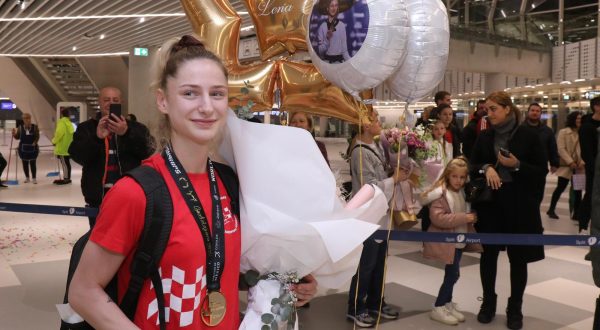 22.11.2022.,Split-Docek svjetske prvakinje Lene Stojkovic i trenera Veljka Laure na splitskom aerodromu.
 Photo: Ivo Cagalj/PIXSELL
