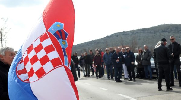 24.02.2023.,Dragiiæi-U Dragisicima,u vodiockom zaledju,komemoracijom,polaganjem vjenaca i paljenjem svijeca kod spomen-ploce obiljezena je 30.obljetnica zlocina u Dragisicima.Paravojska SAO Krajine zarobila je na danasnji dan 1993.godibe  deset hrvatskih branitelja koji su nakon sestosatne borbe ostali bez streljiva. Iz bezobzirne osvete zbog gubitaka koje su im nanijeli u borbi, cetnici su napravili pokolj medju zarobljenicima.Sestorica prezivjelih i tijela mucki ubijenih Jakova Crvelina iz Tisnog i Borisa Kartela iz Vodica su razmijenjena, dok se sudbine i posljednja pocivalista Borisa Troskota iz Kasica Banjevackog i Borislava Perise iz Krkovica ni danas ne znaju.  Photo: Dusko Jaramaz/PIXSELL