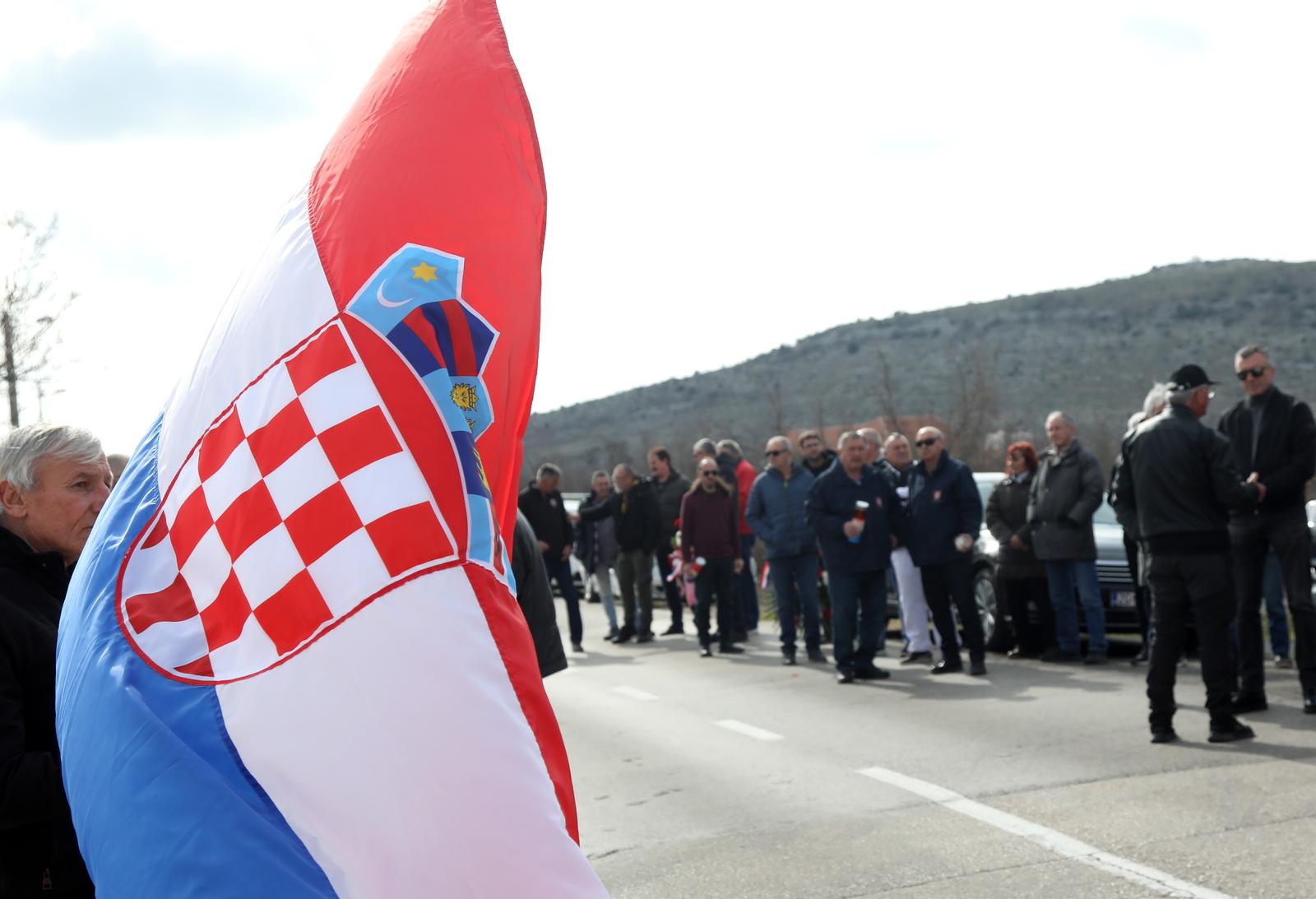 24.02.2023.,Dragiiæi-U Dragisicima,u vodiockom zaledju,komemoracijom,polaganjem vjenaca i paljenjem svijeca kod spomen-ploce obiljezena je 30.obljetnica zlocina u Dragisicima.Paravojska SAO Krajine zarobila je na danasnji dan 1993.godibe  deset hrvatskih branitelja koji su nakon sestosatne borbe ostali bez streljiva. Iz bezobzirne osvete zbog gubitaka koje su im nanijeli u borbi, cetnici su napravili pokolj medju zarobljenicima.Sestorica prezivjelih i tijela mucki ubijenih Jakova Crvelina iz Tisnog i Borisa Kartela iz Vodica su razmijenjena, dok se sudbine i posljednja pocivalista Borisa Troskota iz Kasica Banjevackog i Borislava Perise iz Krkovica ni danas ne znaju.  Photo: Dusko Jaramaz/PIXSELL