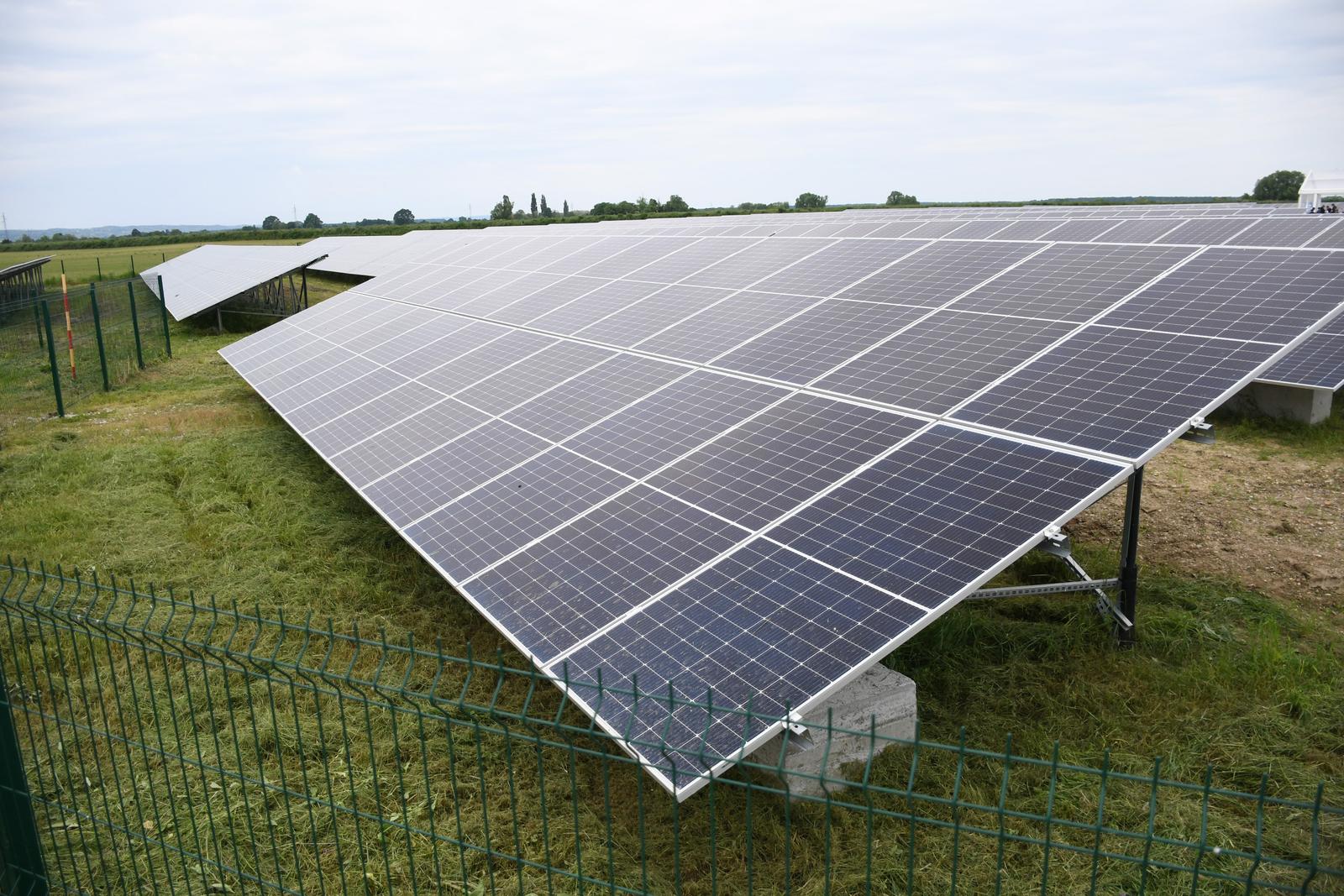 24.05.2023., Molve -  Svecano pustena u probni rad Inina solarna elektrana Virje u sklopu Centralne plinske stanice Molve. Ova solarna elektrana vrijedna 7 milijuna eura ima snagu od 10 megavata, a postavljeno je 18.000 solarnih ploca. Rijec je o najvecoj Ininoj solarnoj elektrani u Hrvatskoj i drugoj po velicini uopce u Hrvatskoj. Photo: Damir Spehar/PIXSELL