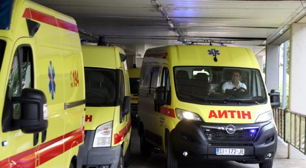 24.06.2023., Sibenik - Sibenski vozaci hitne pomoci odazvali su se pozivu udruge Hitna 194 svim vozacima hitne pomoci da u 12 sati ukljuce zvucnu signalizaciju i tako pruze podrsku 62-godisnjem kolegi koji je u srijedu na Bundeku vozilom hitne pomoci pregazio troje maloljetnika. Photo: Dusko Jaramaz/PIXSELL