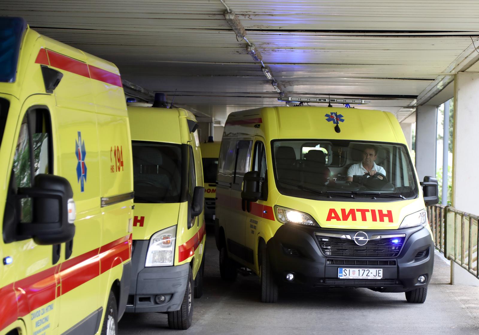 24.06.2023., Sibenik - Sibenski vozaci hitne pomoci odazvali su se pozivu udruge Hitna 194 svim vozacima hitne pomoci da u 12 sati ukljuce zvucnu signalizaciju i tako pruze podrsku 62-godisnjem kolegi koji je u srijedu na Bundeku vozilom hitne pomoci pregazio troje maloljetnika. Photo: Dusko Jaramaz/PIXSELL