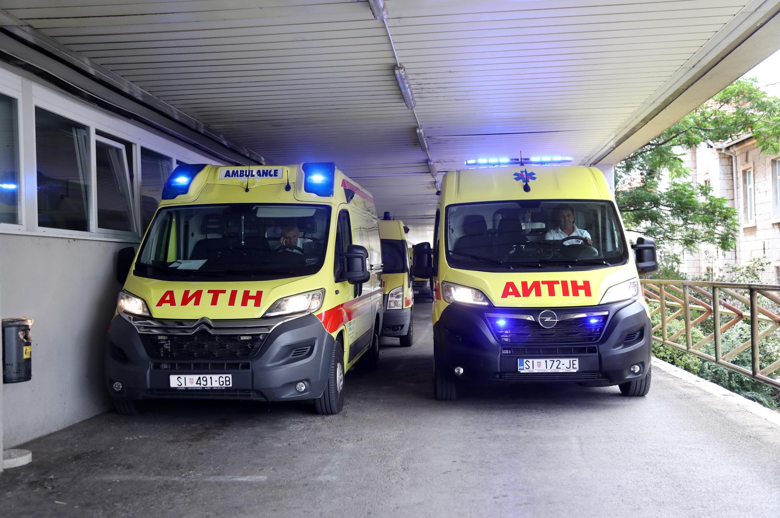 24.06.2023., Sibenik - Sibenski vozaci hitne pomoci odazvali su se pozivu udruge Hitna 194 svim vozacima hitne pomoci da u 12 sati ukljuce zvucnu signalizaciju i tako pruze podrsku 62-godisnjem kolegi koji je u srijedu na Bundeku vozilom hitne pomoci pregazio troje maloljetnika. Photo: Dusko Jaramaz/PIXSELL