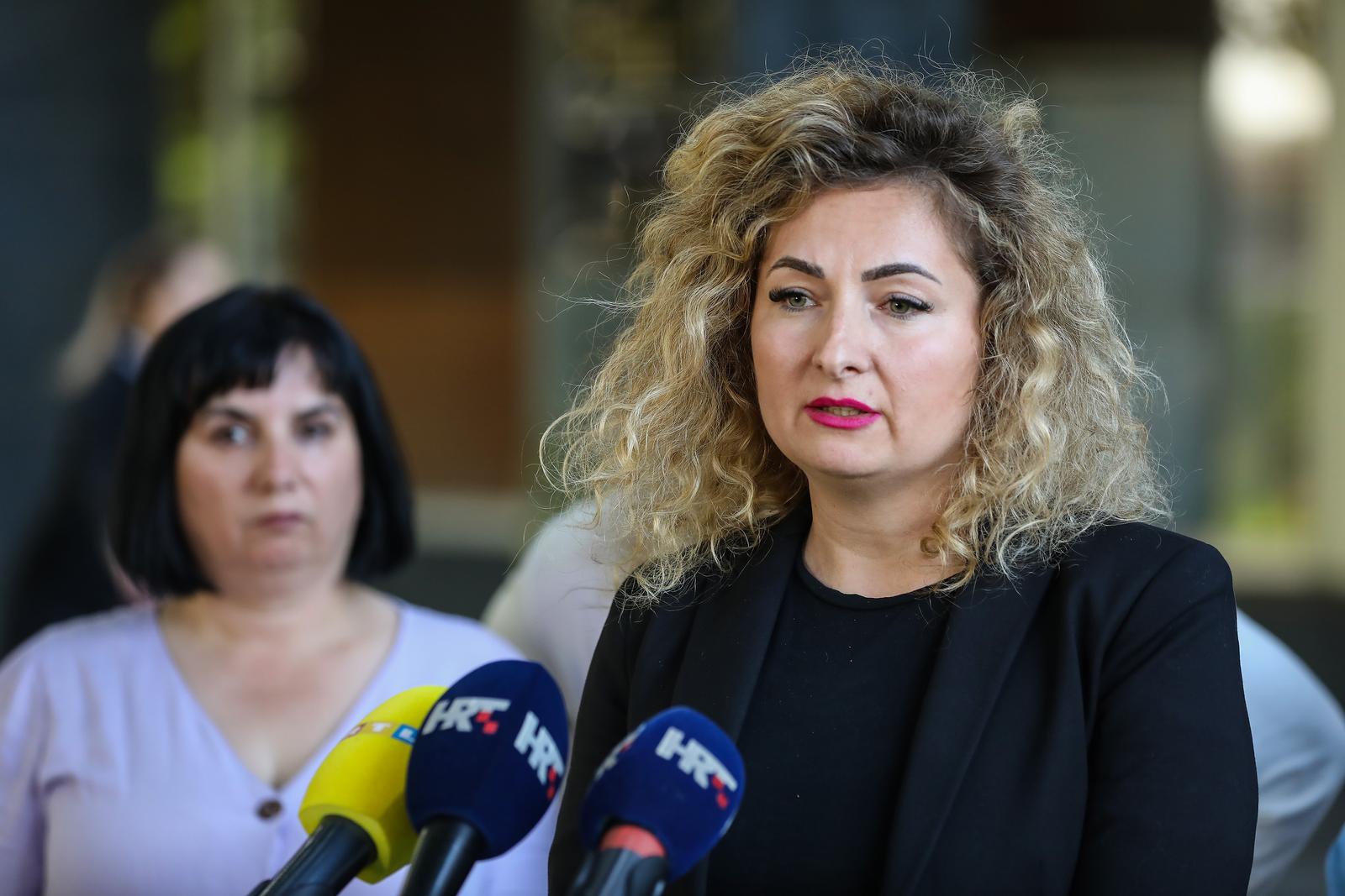 25.05.2023., Zagreb - Izjava nakon sastanka u postupku mirenja u kolektivnom radnom sporu izmedju Sindikata drzavnih i lokalnih sluzbenika RH i Vlade RH, sto ga je pokrenuo SDLSN RH radi nepostizanja dogovora o povecanju placa i reguliranju pregovaranja za sluzbenike i namjestenike u tijelima sudbene vlasti i drzavnom odvjetnistvu. Predsjednica sindikata Iva Suskovic Photo: Jurica Galoic/PIXSELL
