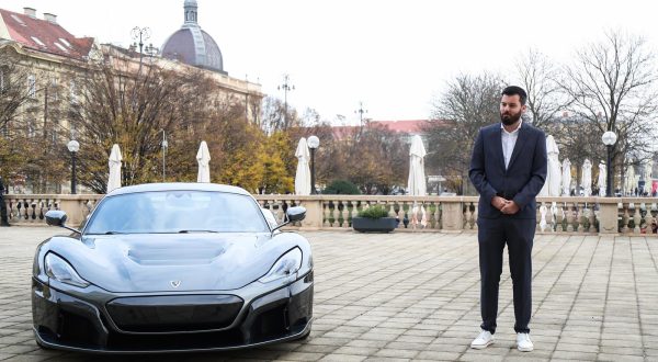 25.11.2021., Zagreb - Izvrsni direktor Rimac Grupe Mate Rimac na terasi hotela Esplanade docekuje francuskom predsjednika Emmanuela Macrona kojemu ce predstaviti dva automobila marke Nevera i Bugatti.  Photo: Luka Stanzl/PIXSELL