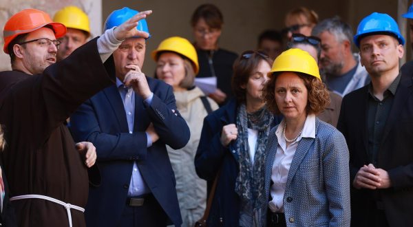 26.04.2023., Zagreb -  Potpredsjednik Vlade i ministar prostornoga uredjenja, graditeljstva i drzavne imovine Branko Bacic, ministrica kulture i medija dr.sc. Nina Obuljen Korzinek sa suradnicima te novi nadbiskup Drazen Kutlesa obisli su gradilista jednog od najstarijih franjevackih samostana u Hrvatskoj – svetog Franje Asiskog na Kaptolu te Zagrebacku katedralu i nadbiskupskog dvora na kojima su u tijeku radovi konstruktivne obnove i sanacije. Photo: Sanjin Strukic/PIXSELL