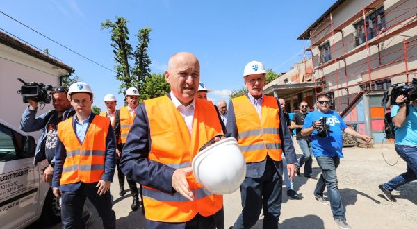 26.05.2023.,Zapresic, ministar Branko Bacic, zajedno sa zupanom Zagrebacke zupanije Stjepanom Kozicem, gradonacelnikom Zapresica Zeljkom Turkom, te ministrom Davorom Bozinovicem obisao Zapresic.
U tijeku je obnova Puckog otvorenog ucilista Zapresic i nekoliko zgrada ostecnih u potresu.     Photo: Robert Anic/PIXSELL