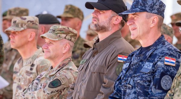 26.05.2023., Udbina - U Vojarni Josip Jovic odrzana je prezentacija medjunarodnih vjezbi Immediate Response 23, Astral Knight 23 i Laufer 23 te prikaz vojne opreme koja ce se koristiti u vjezbama. Prezentaciji su uz ministra obrane Marija Banozica nazocili zapovjednik Saveznickog zapovjednistva za operacije i americkih snaga za Europu (SACEUR i EUCOM) general zbora Christopher G. Cavoli i nacelnik Glavnog stozera OSRH admiral Robert Hranj. Christopher G. Cavol i Mario Banozic.  Photo: Dino Stanin/PIXSELL