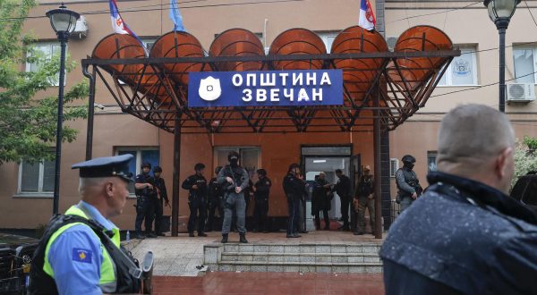26.05.2023., Zvecan, Kosovo - Na sjeveru Kosova doslo je sukoba izmedju policije i gradjana koji su pokusali sprijeciti gradonacelnika da preuzme duznost nakon lokalnih izbora koje su Srbi bojkotirali. Kosovska policija usla je u zgradu opcine Zvecan nakon sto je ispred bacila suzavac te sok-bombe.   Photo: Stringer/PIXSELL