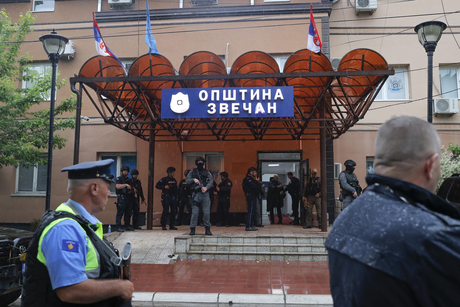 26.05.2023., Zvecan, Kosovo - Na sjeveru Kosova doslo je sukoba izmedju policije i gradjana koji su pokusali sprijeciti gradonacelnika da preuzme duznost nakon lokalnih izbora koje su Srbi bojkotirali. Kosovska policija usla je u zgradu opcine Zvecan nakon sto je ispred bacila suzavac te sok-bombe.   Photo: Stringer/PIXSELL