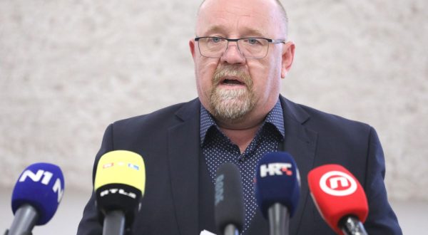 26.06.2023., Zagreb - Na konferenciji za medije odrzanoj u Saboru zastupnik Davor Dretar govorio je o katastrofalnim tucama koje su pogodile sjeverozapad Hrvatske, zahtjevu za podnosenjem ostavke ministrice poljoprivrede zbog neprovodjenja vazeceg Zakona o sustavu obrane od tuce iz 2007. godine te najavi prosvjeda zbog neprovodjenja obrane od tuce.
. Photo: Patrik Macek/PIXSELL