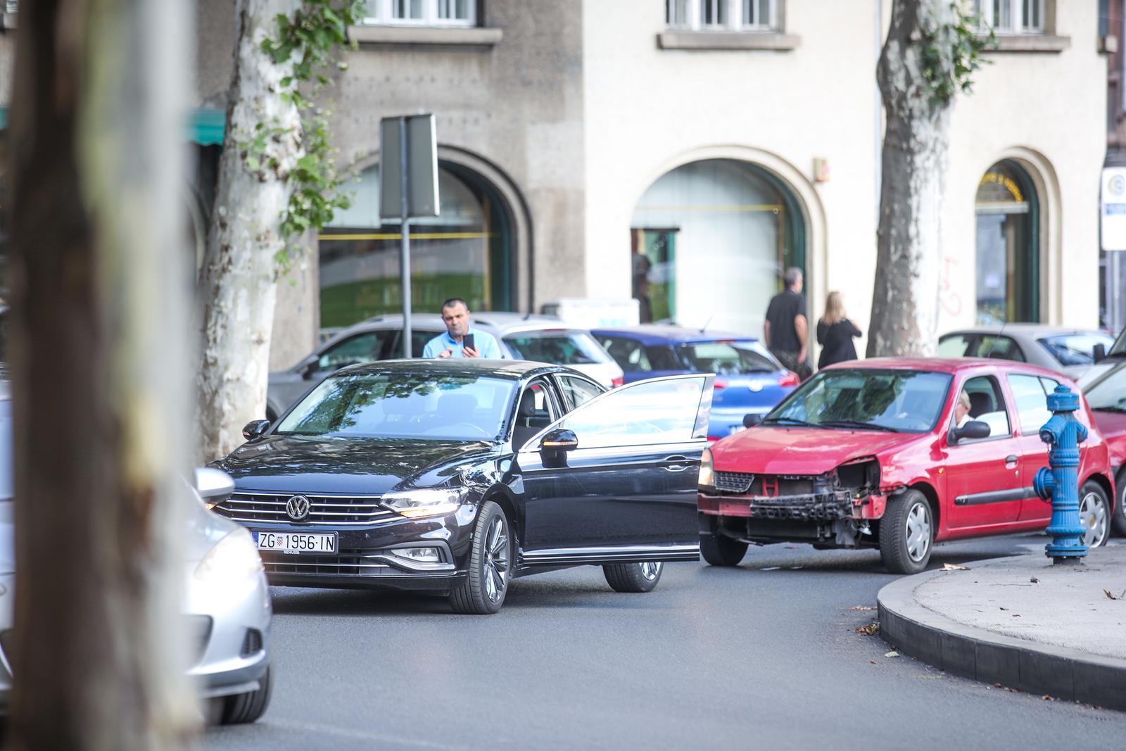 26.06.2023.., Zagreb - Dolazak clanova HDZ-a sjednicu sireg predsjednistva stranke. Pri dolasku pred zgradu stranke automobil u kojem je bio ministar Marin Piletic sudjelovao je u manjoj prometnoj nesreci. Photo: Slavko Midzor/PIXSELL