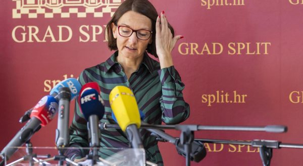 26.10.2022., Split - Konferencija za medije u Gradskoj upravi pod nazivom "Nered u upravljanju i izgubljeni milijunski prihodi od gradske imovine" na kojoj je savjetnica gradonacelnika za gradsku imovinu Maja Derek predstavila polugodisnje izvjesce. Na konferenciji su sudjelovali i gradonacelnik Splita Ivica Puljak sa zamjenicima, Antoniom Kuzmanicem i Bojanom Ivosevicem.
Maja Derek Photo: Milan Sabic/PIXSELL